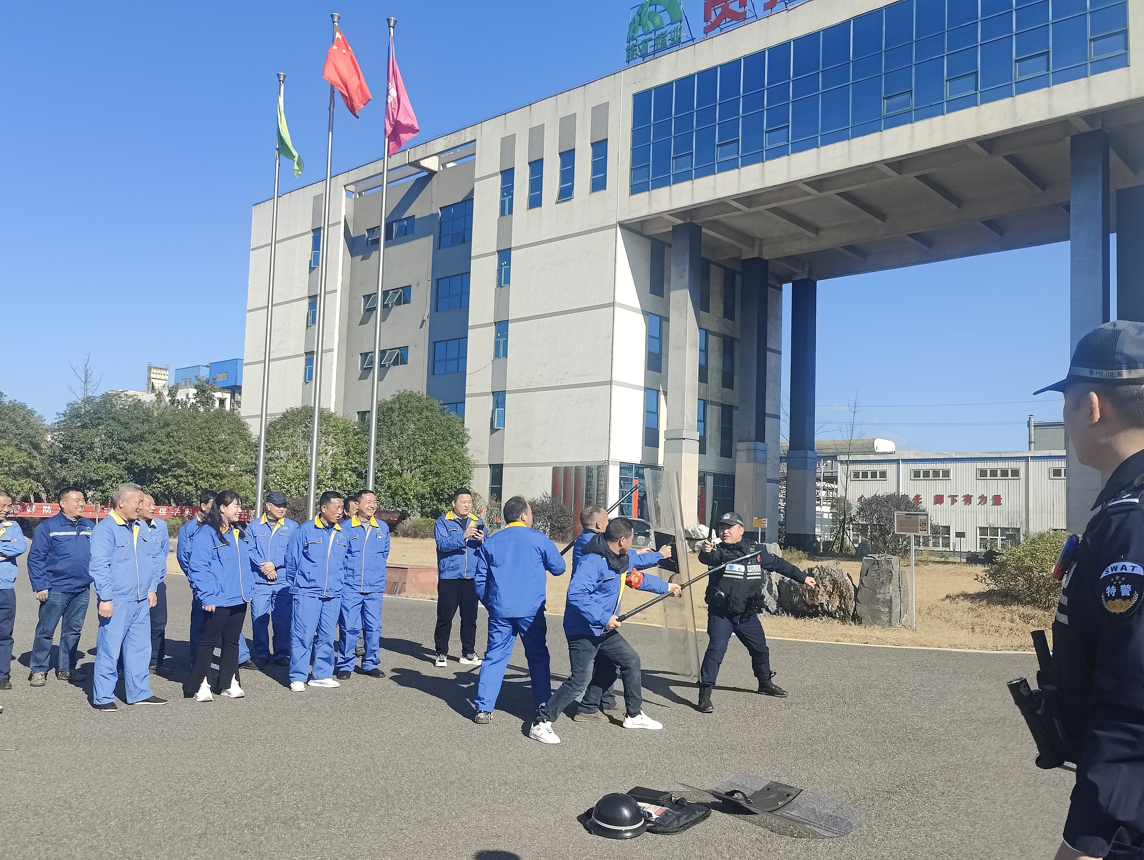 能矿锰业联合公安机关开展安保人员技能培训