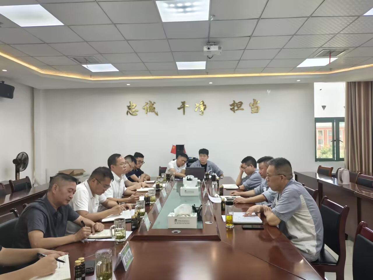 水城经开区领导到能矿锰业考察洽谈