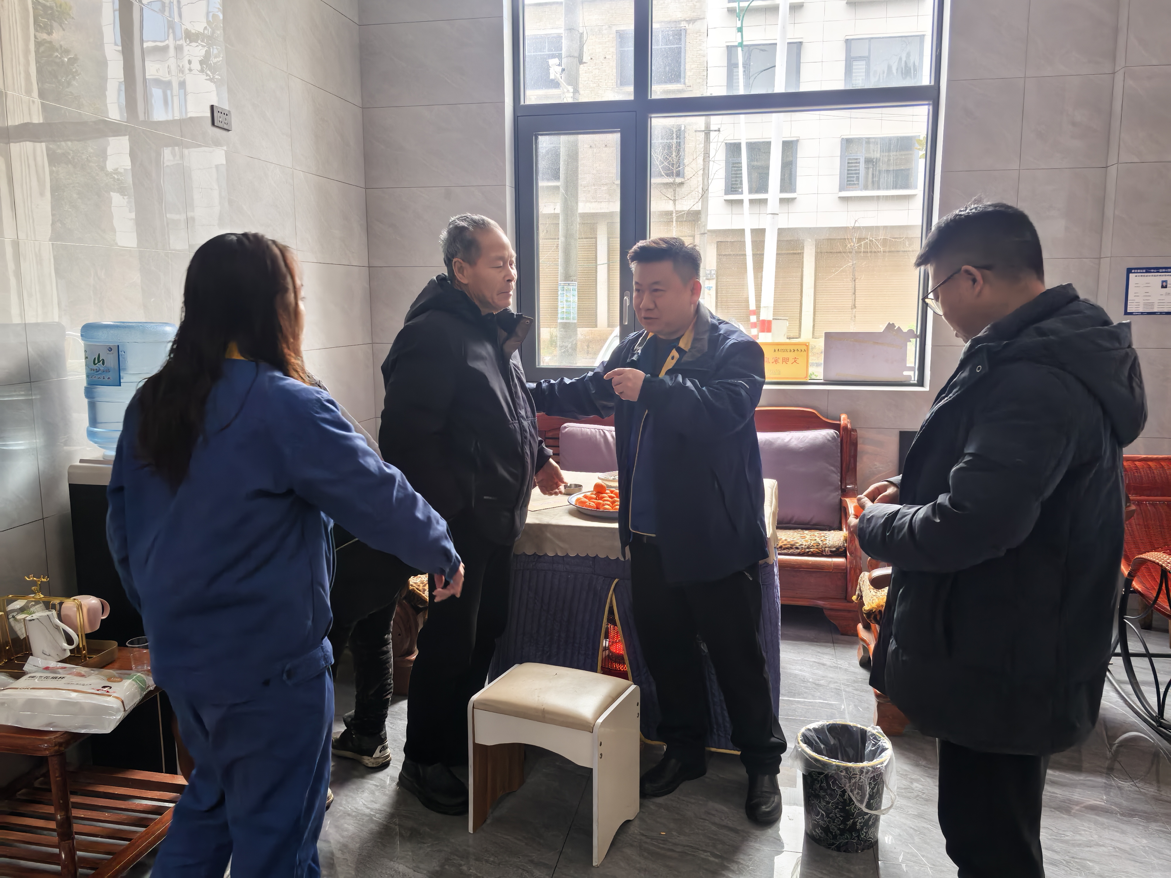 新春送暖显担当 情系职工共奋进 ——能矿锰业公司开展2026年新春慰问活动