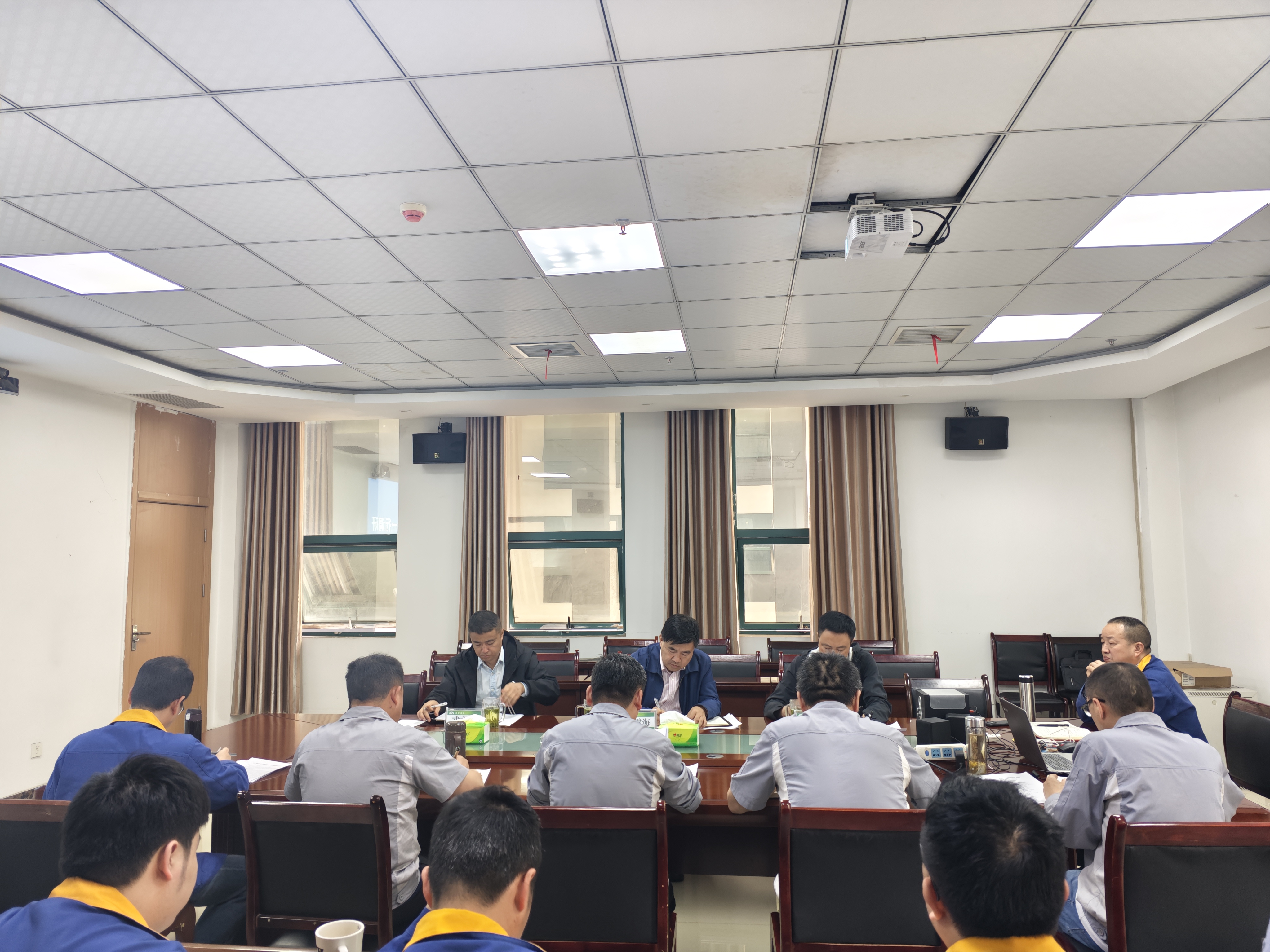 赵震海到能矿锰业公司调研